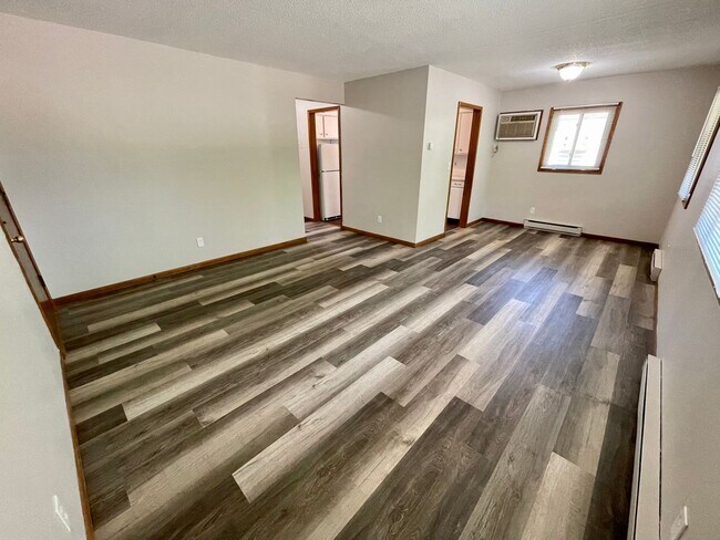 Building Photo - Upper level 2-bed, 1-bath