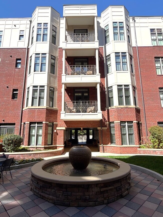 Building Photo - Lovely Condo in Tranquil Court