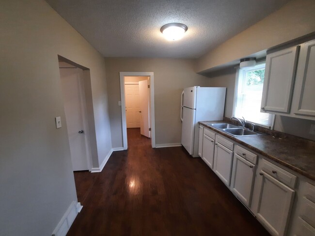 Building Photo - 2 Bedroom, 1 Bathroom rental home with gar...