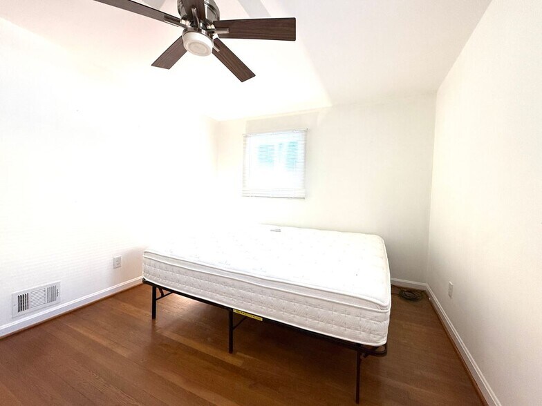 Building Photo - 4416 Hallet St