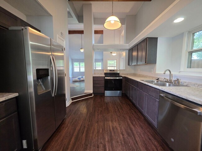 Building Photo - Charming 3-Bedroom Retreat Near Camp Lejeune's Main Gate