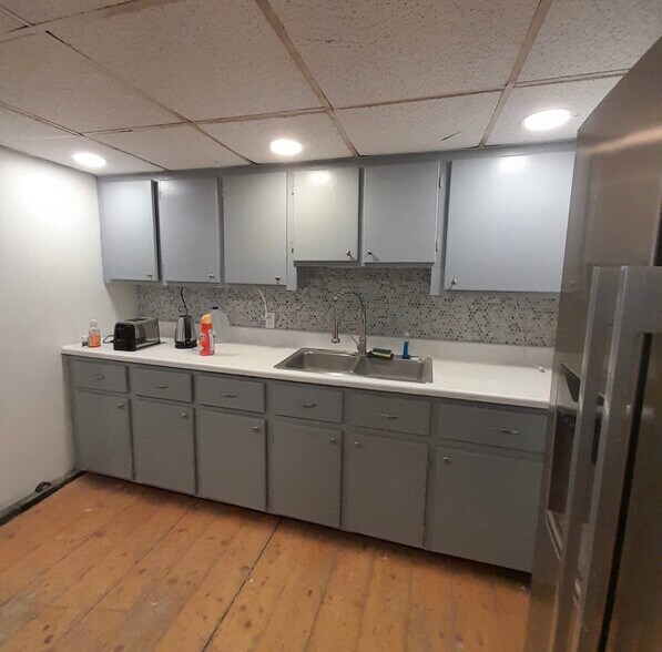 Building Photo - 100 College St