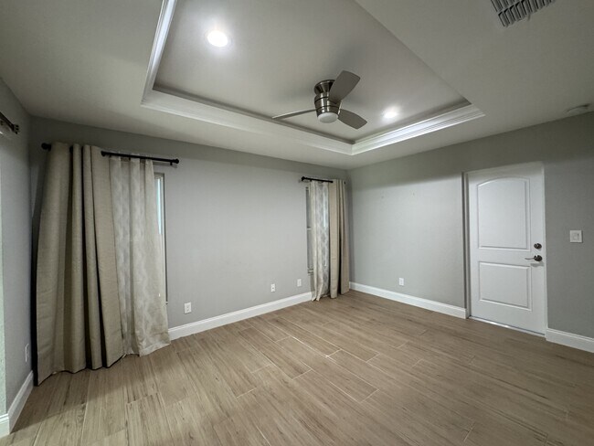 Building Photo - 4310 Zenith Rd