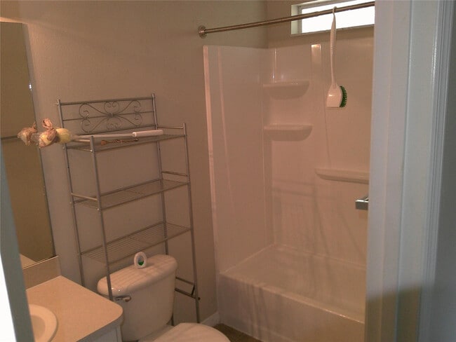 Building Photo - 865 Helm Ave