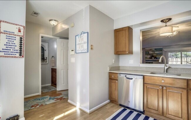 Building Photo - 980 Breakwater Dr