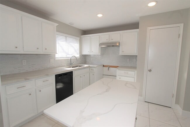 Building Photo - 4611 Silver Fox Dr