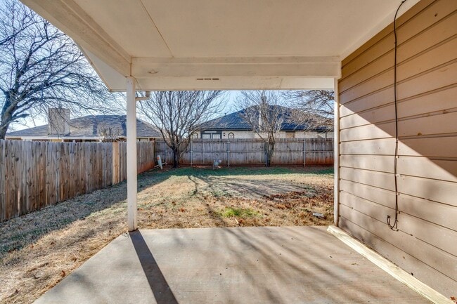 Building Photo - Spacious 3-bedroom home with bonus room, fenced yard, and 2-car garage in Country Hollow.