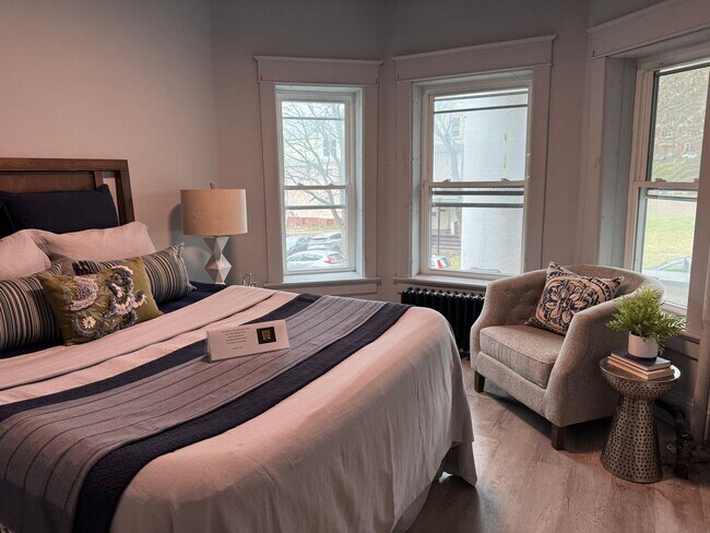 Building Photo - NOW LEASING! Renovated 1 bed, 1 bath avail...