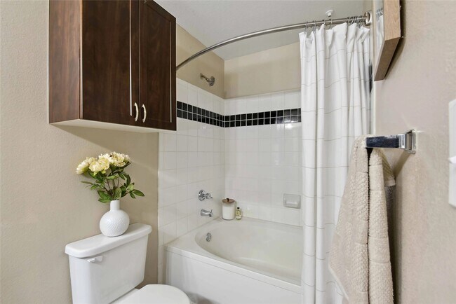 Building Photo - 6607 Brodie Ln