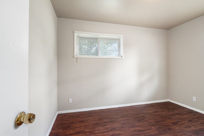 Building Photo - Spacious 3-Bedroom Home with Modern Kitche...