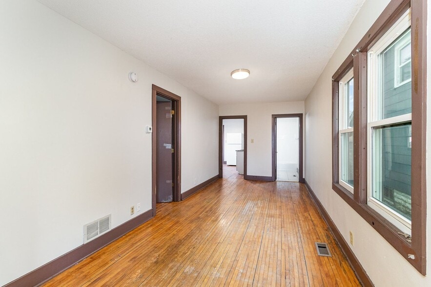 Building Photo - 447 Banfil St