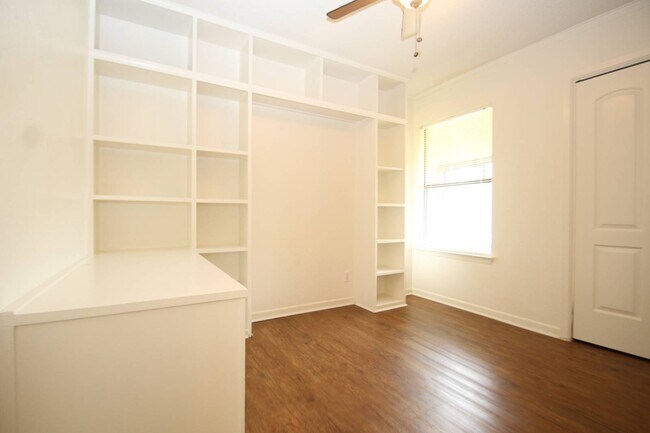 Building Photo - 3205 Tallwood Dr
