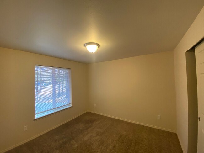 Building Photo - Quiet setting in La Pine!