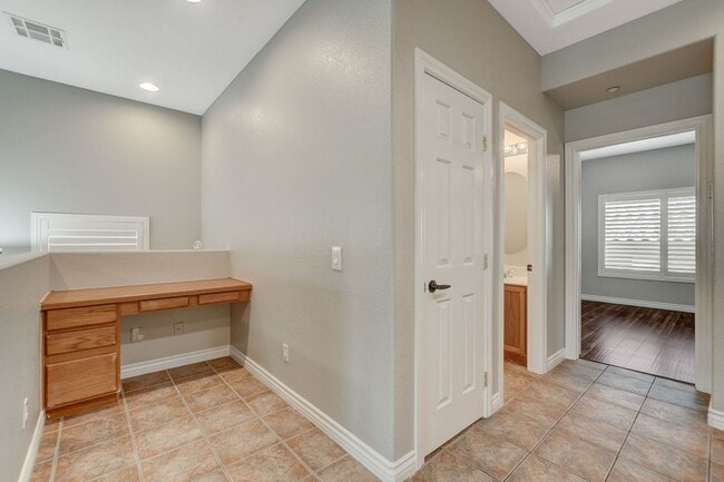 Building Photo - Gorgeous Three Bedroom in the Northwest!