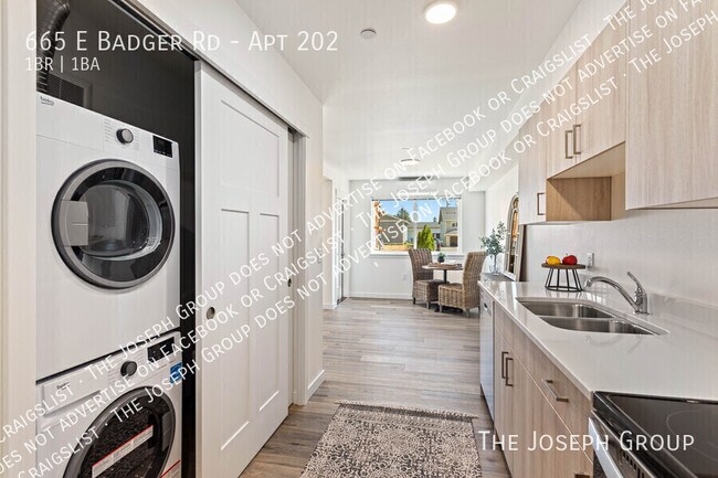 Building Photo - 665 E Badger Rd