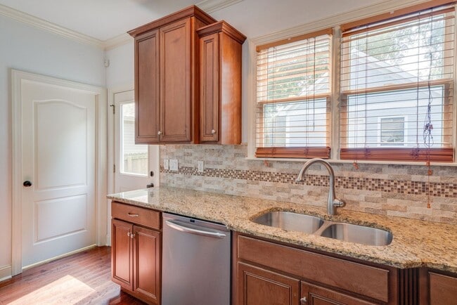 Building Photo - Stunning 3BE/2.5BA home in the heart of Ho...