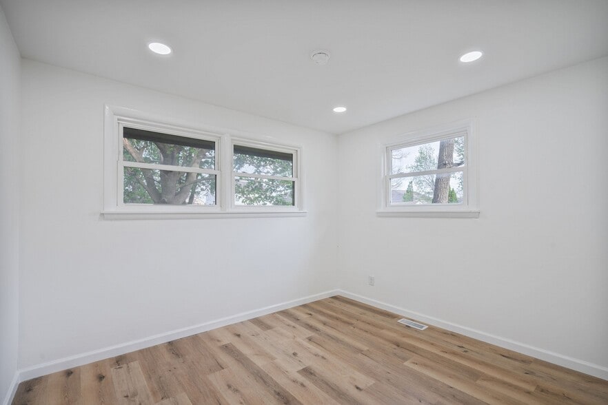 Building Photo - 3706 S Park Rd