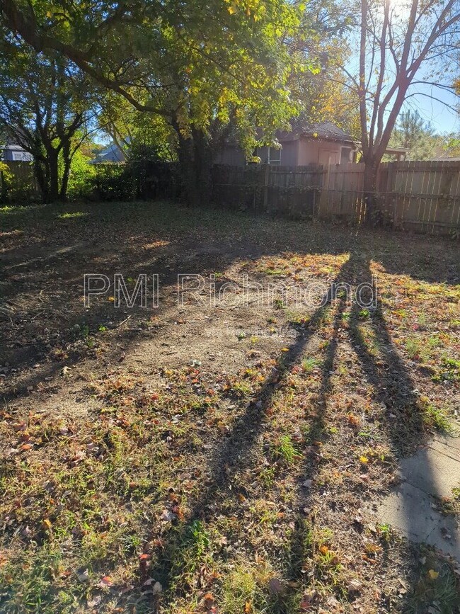 Building Photo - 2705 Dellrose Ave