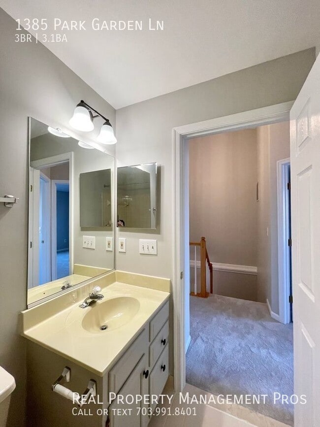 Building Photo - 1385 Park Garden Ln