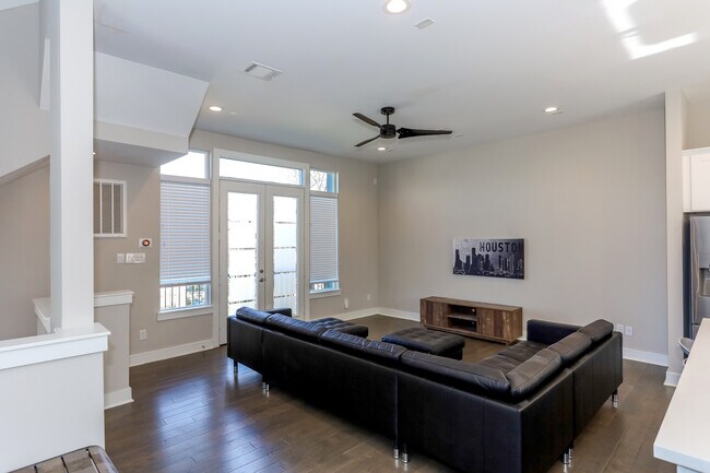 Living Room - 3107 Saint Charles St