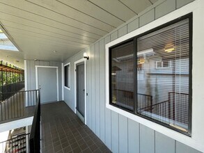 Building Photo - A bright and clean 2-bed, 1-bath apartment located in the convenient and vibrant Laurel District.