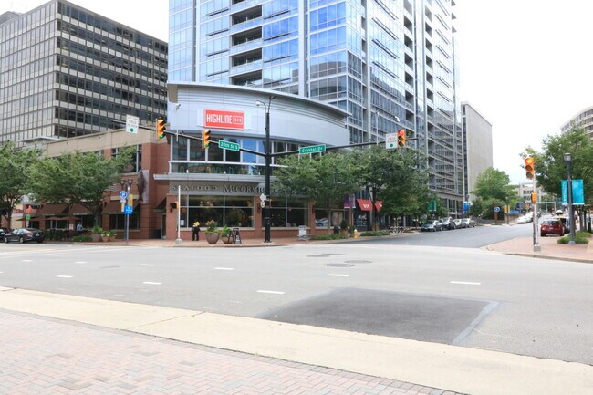 Building Photo - Classy 1/1 Convenience in Crystal City