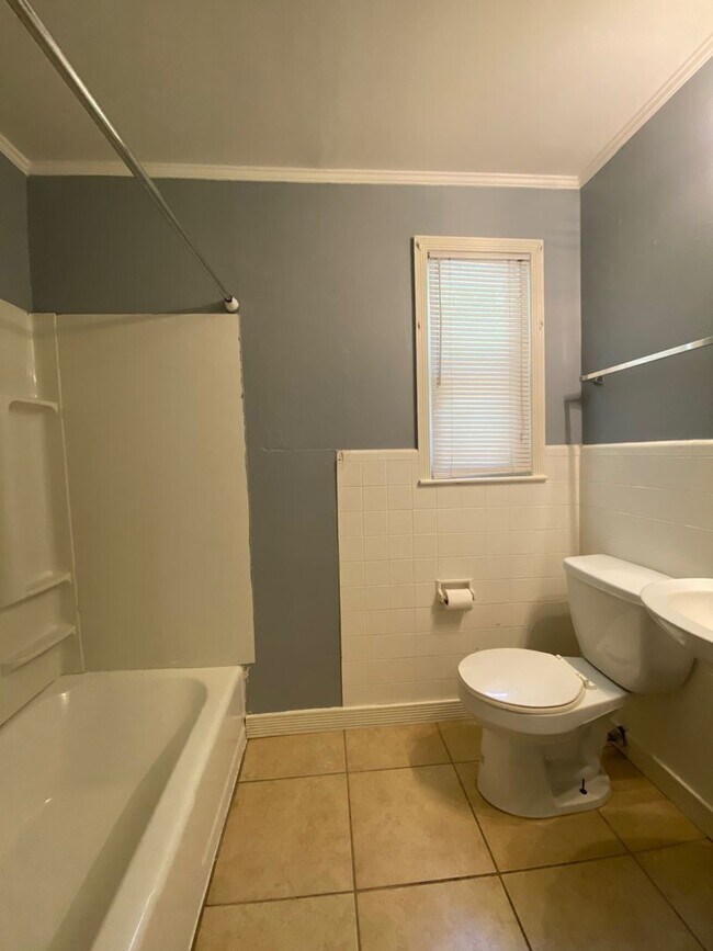 Building Photo - 1 Bedroom Duplex with private parking