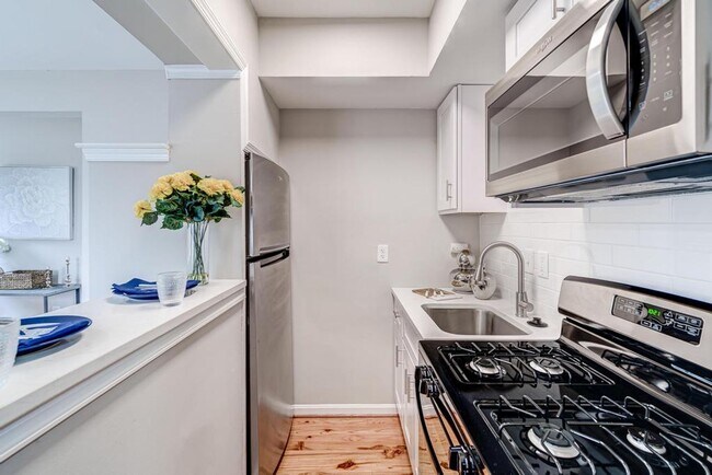 Building Photo - Bright and Newly Updated Apartment in the Heart of Old Town!