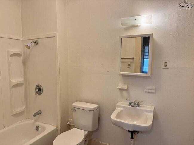 Building Photo - 1661 1/2 Collins Ave