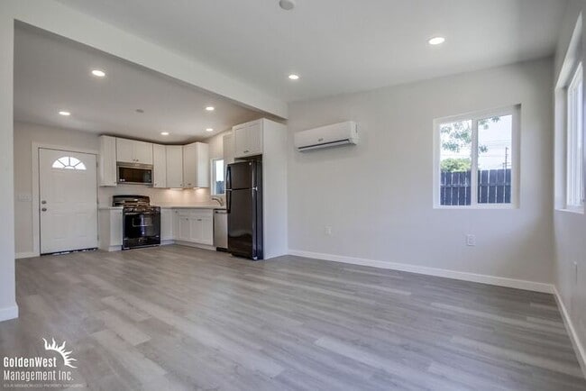 Building Photo - Remodeled 2Bdm 1Ba Apartment with Spacious...
