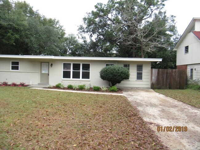Building Photo - 3826 Arbutus Dr