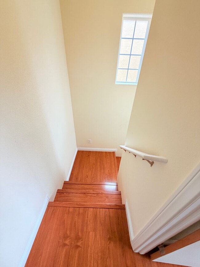 Building Photo - BEAUTIFUL 3 BEDROOM 2.5 BATH