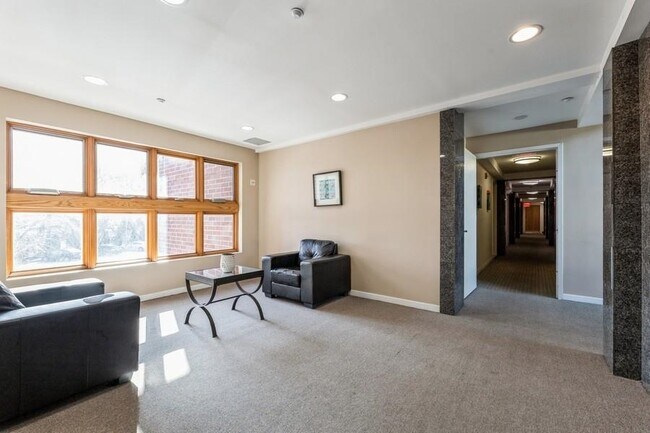 Building Photo - 17 Meadow Rd