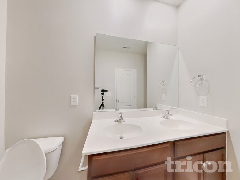 Building Photo - 1250 Aurora Glen Dr