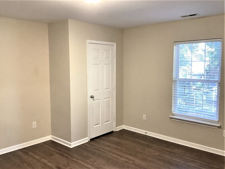 Building Photo - 1208 Williamsburg Dr