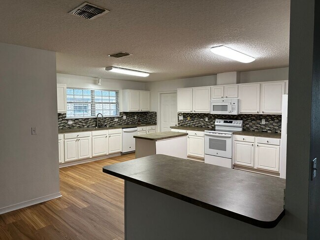 Building Photo - Spacious All Brick 4/3 in Whisper Creek