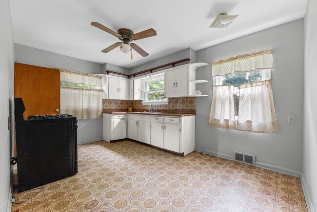 Building Photo - 3-Bedroom Cape Near Summit Lake ~ Oversize...