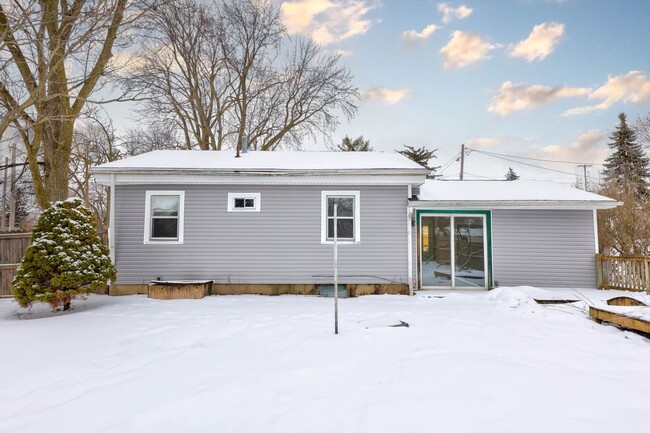 Building Photo - Spacious 3-Bedroom Home with Fenced Backyard