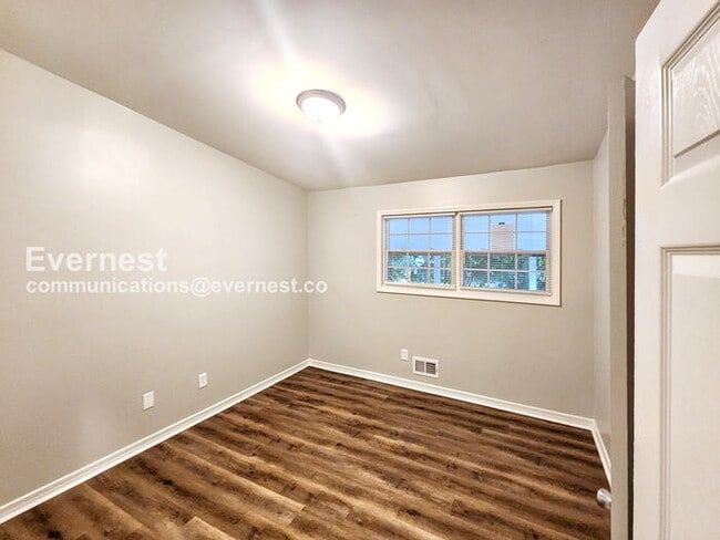 Building Photo - 3024 Pasadena Dr