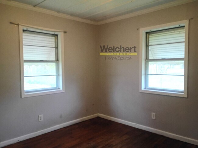 Building Photo - 3BR Home w/ Garage & Fenced Yard