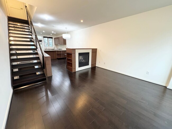 Building Photo - Rare Townhome 2 bed 2 bath in Heart of Bellevue Downtown