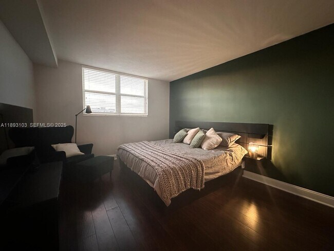 Building Photo - 3000 S Ocean Dr