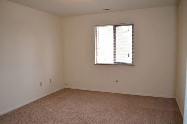 Building Photo - 2-bedroom apartment home on cul de sac!