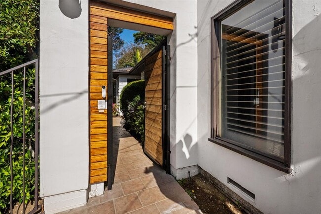 Building Photo - Private Hillside Retreat with Expansive Yard, Chef’s Kitchen, and Spa-Like Primary Suite