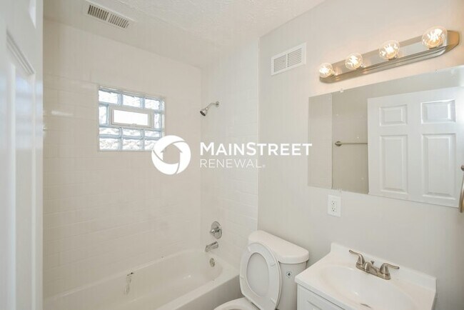 Building Photo - 3 Bedroom Pet-Friendly Home in Indianapolis, IN with Main Street Renewal
