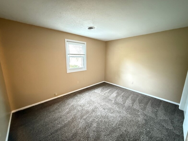 Building Photo - 5633 Bluebird Ct