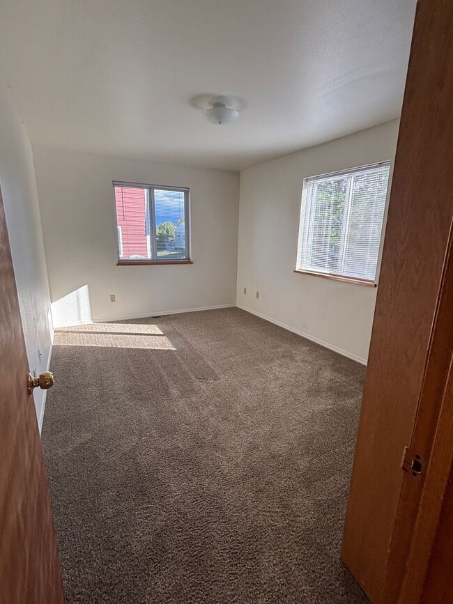 Building Photo - Great location for MSU and downtown.