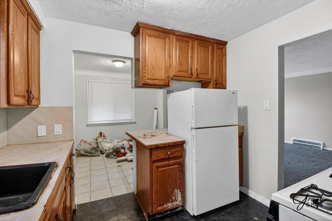 Building Photo - $1050 Charming 2 Bed Home