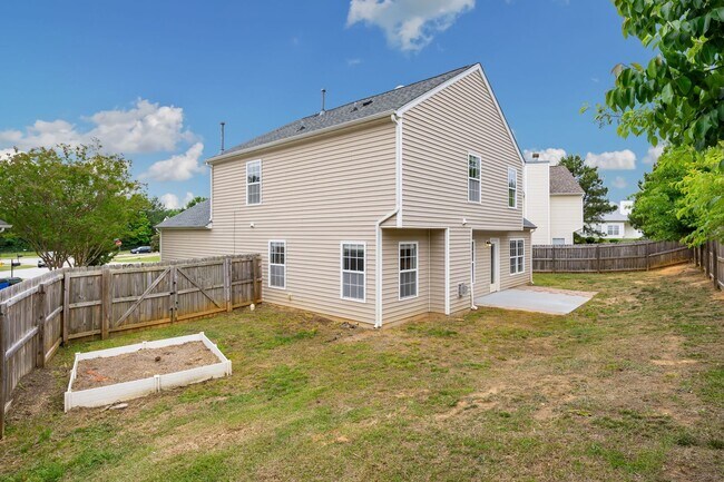 Building Photo - Beautiful 3BR Home with Fenced in Yard & 2-Car Garage in Raleigh