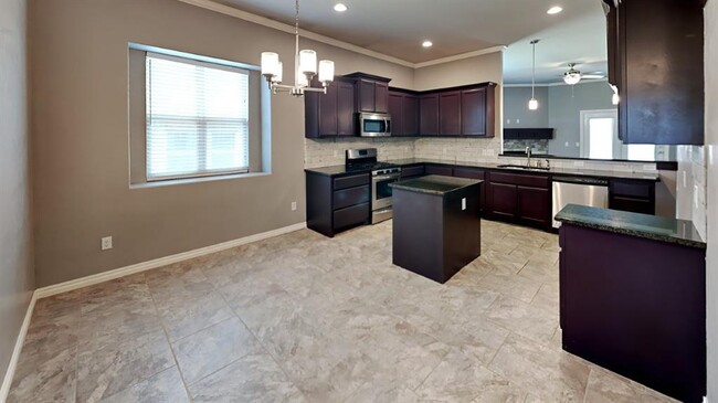 Building Photo - 16008 Mendoza Dr
